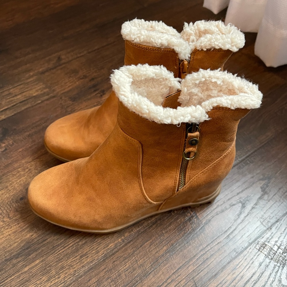 Yellow Box wedge lined boots
